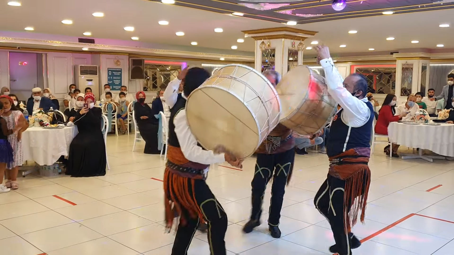 Profesyonel Davul Zurna Ekibi ve düğünde eğlenen insanlar